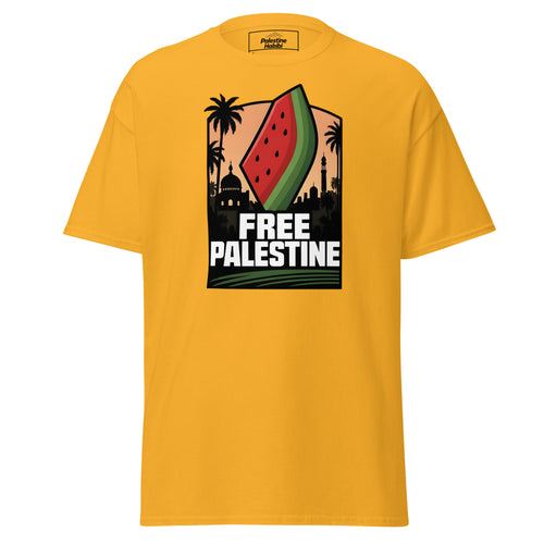 Goldgelbes Free Palestine Beach T-Shirt mit Wassermelone, Palmen und großem Free-Palestine-Schriftzug, Vorderansicht.